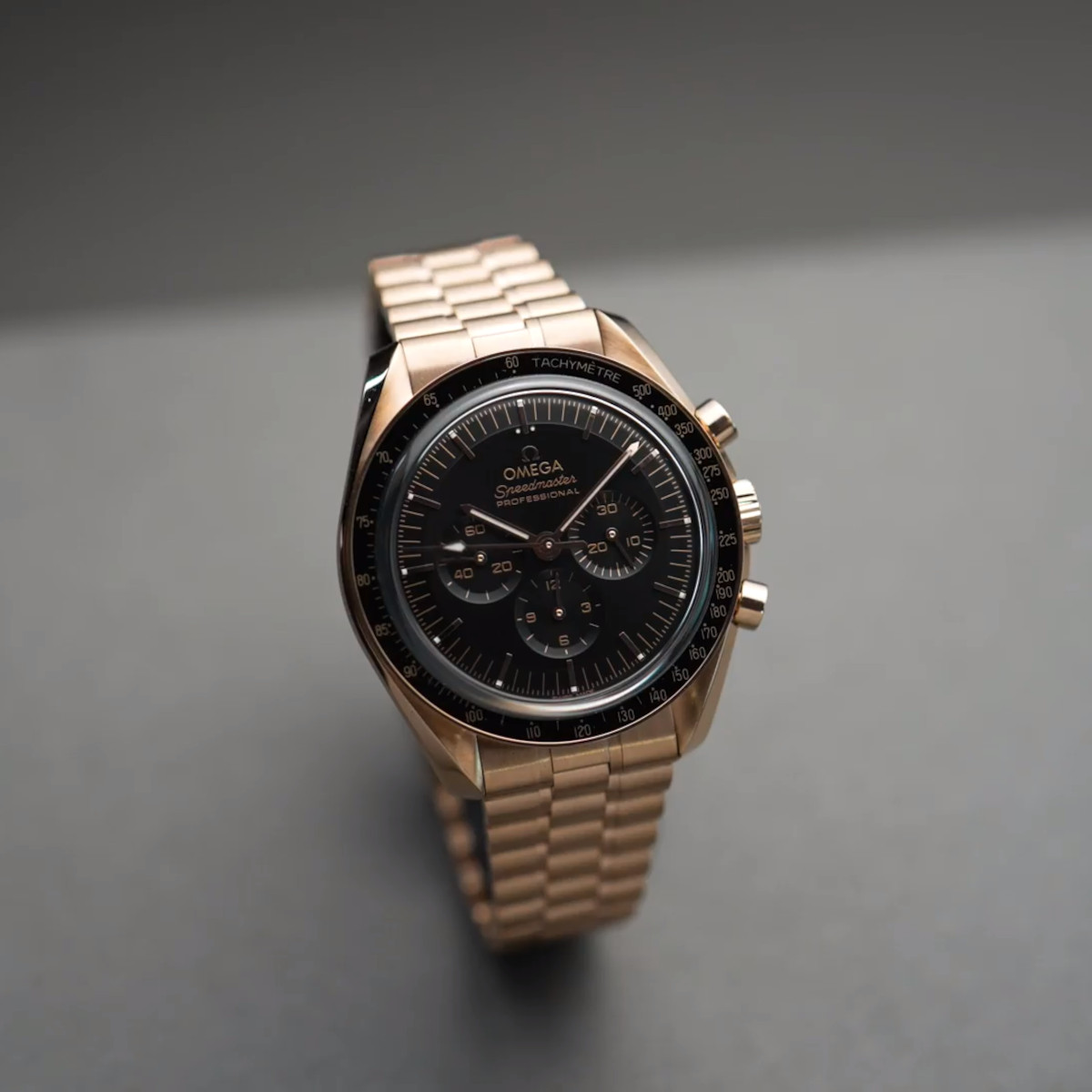 OMEGA Speedmaster Moonwatch Saphir Chronograph Produktbild main 4