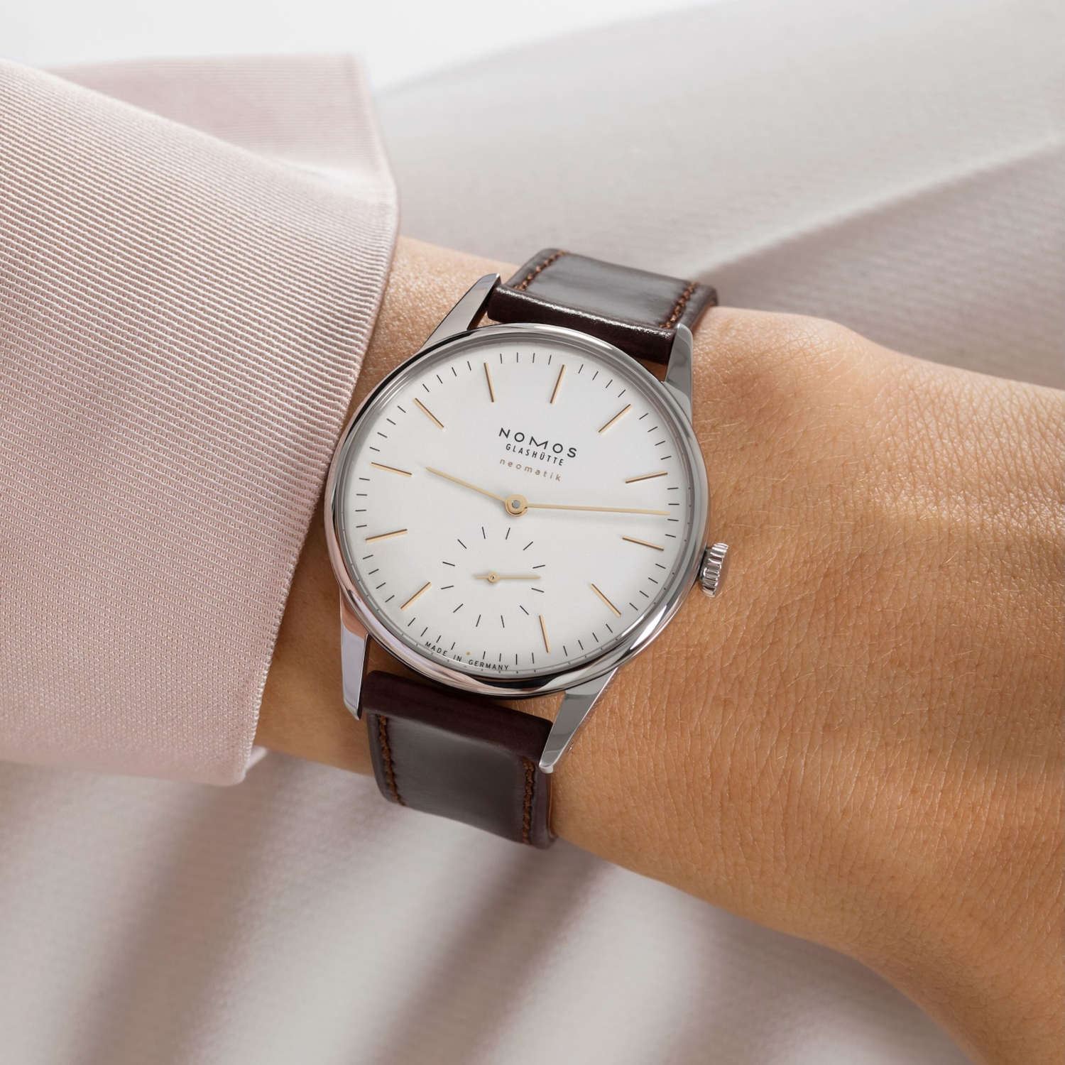 NOMOS Glashütte Orion Neomatik Doré Produktbild main 3