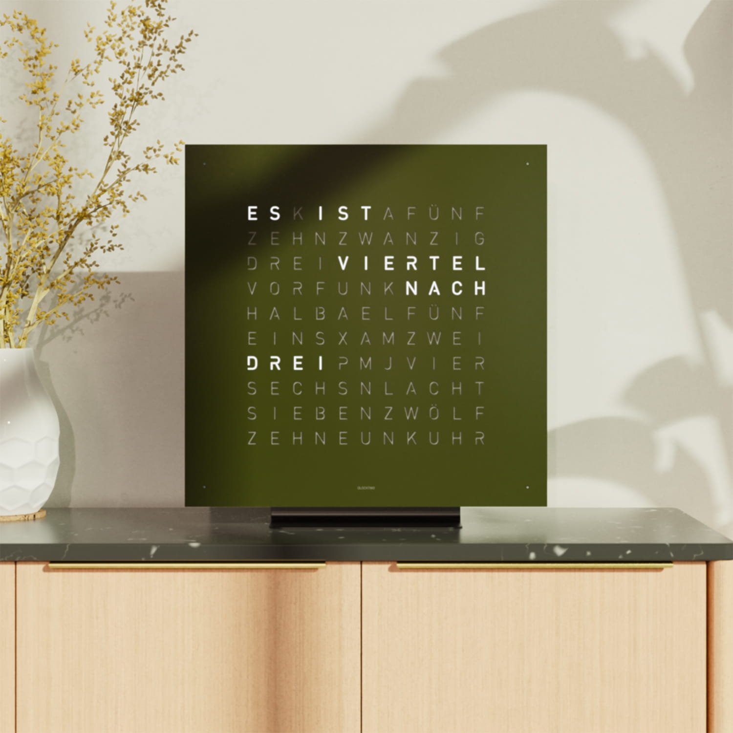 QLOCKTWO EARTH 45 Olive – Weißer Korpus Produktbild main 4