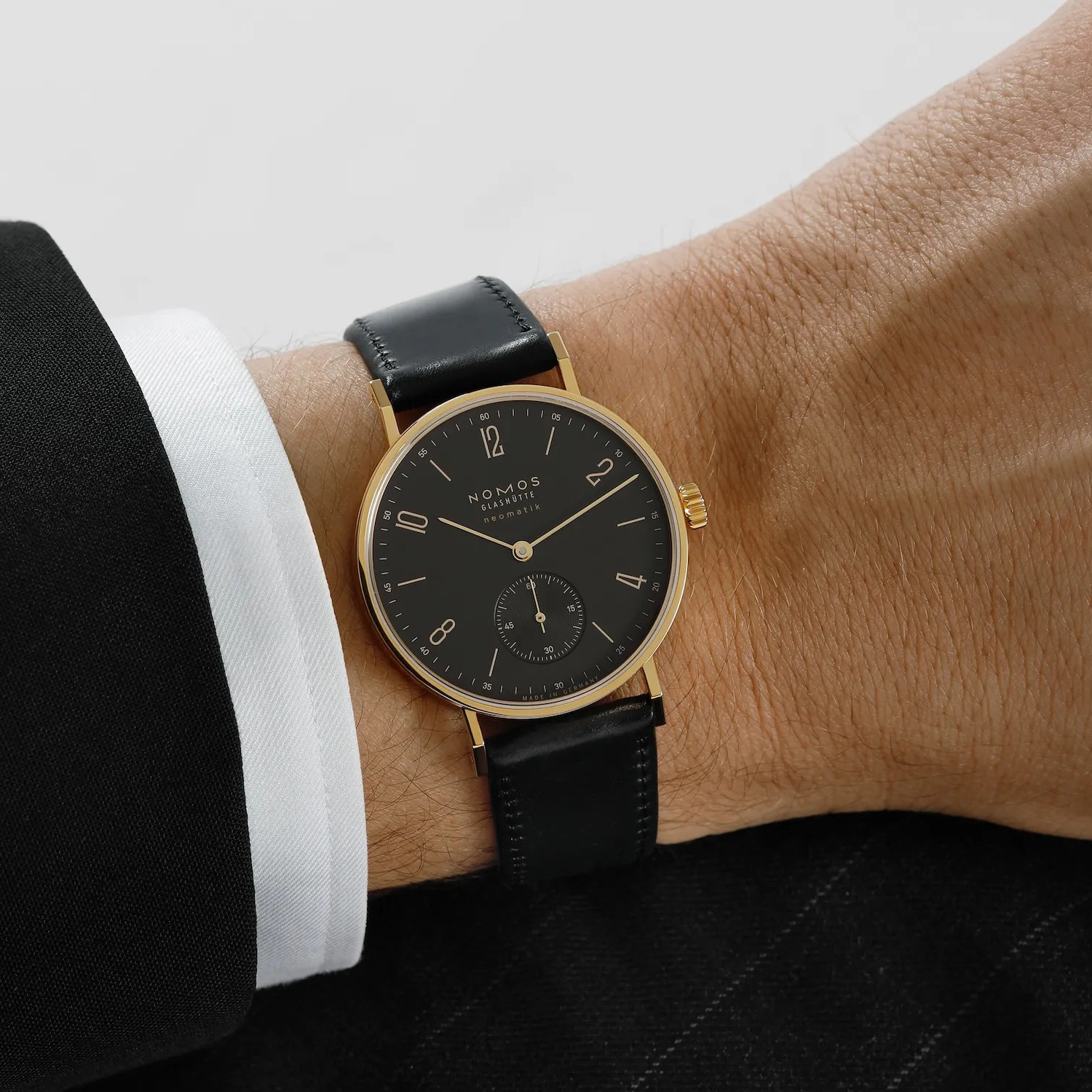 NOMOS Glasshütte Tangente Gold Neomatik Ruthenium Produktbild main 4