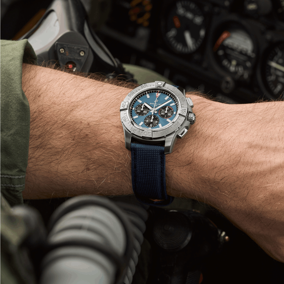 Breitling Avenger B01 Chronograph 44 Produktbild main 4