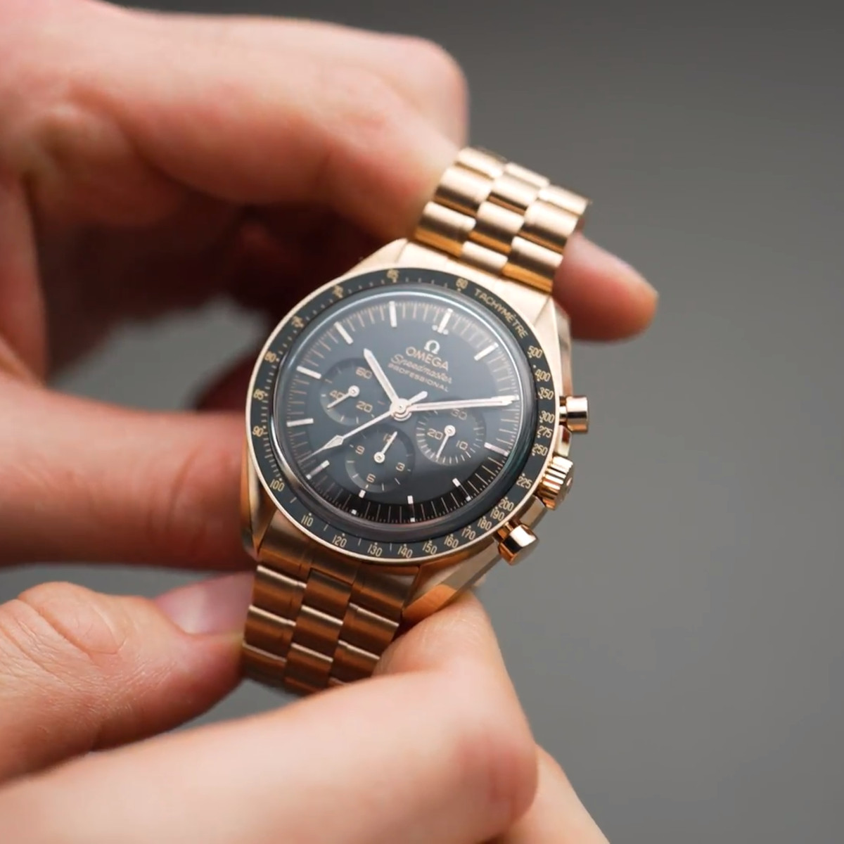 OMEGA Speedmaster Moonwatch Saphir Chronograph Produktbild main 1