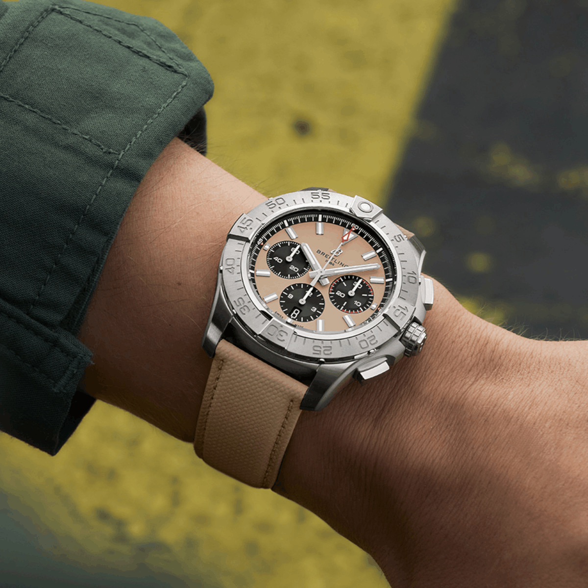 Breitling Avenger B01 Chronograph 44 Produktbild main 1