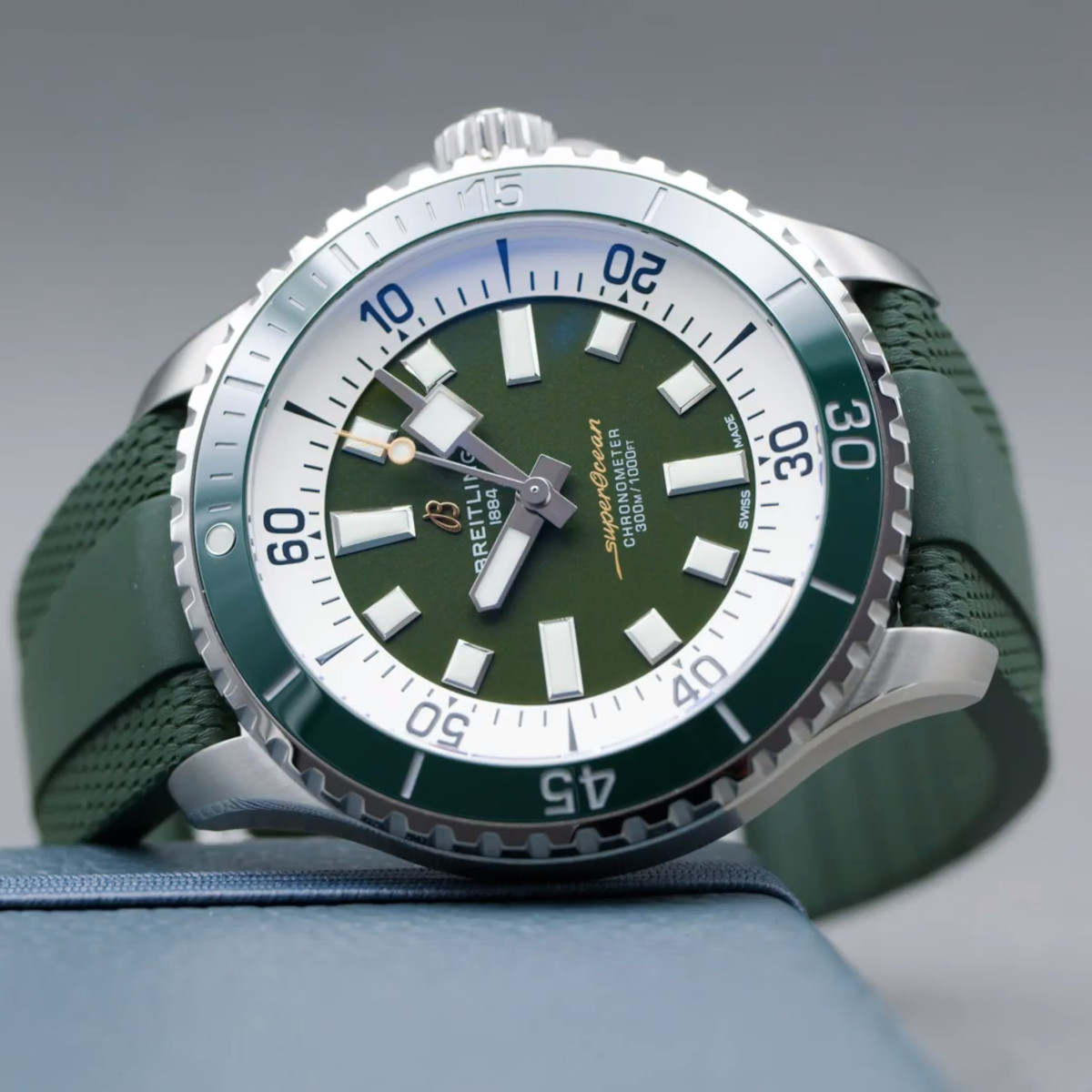 Breitling Superocean Automatic 44 Produktbild main 3