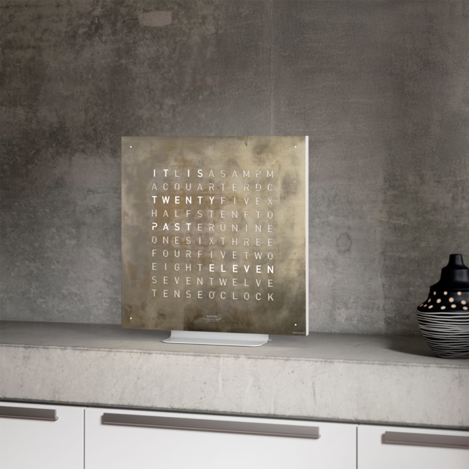 QLOCKTWO EARTH 45 STAND – Weiß Produktbild main 3