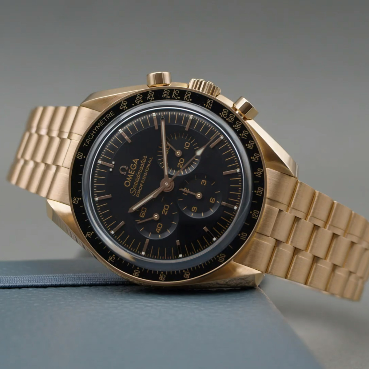 OMEGA Speedmaster Moonwatch Saphir Chronograph Produktbild main 5