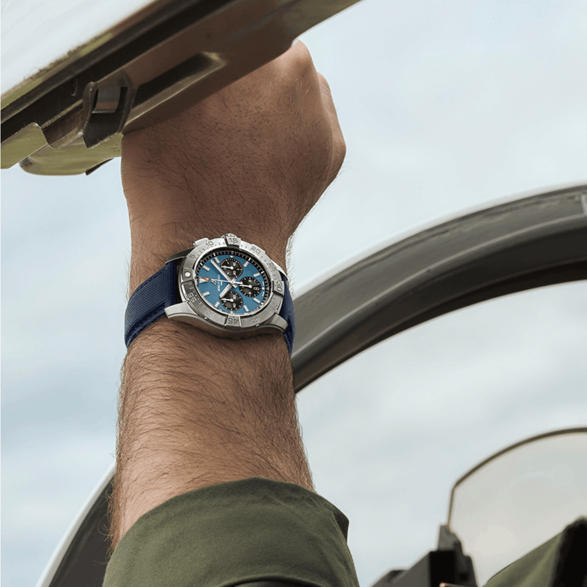 Breitling Avenger B01 Chronograph 44 Produktbild main 1