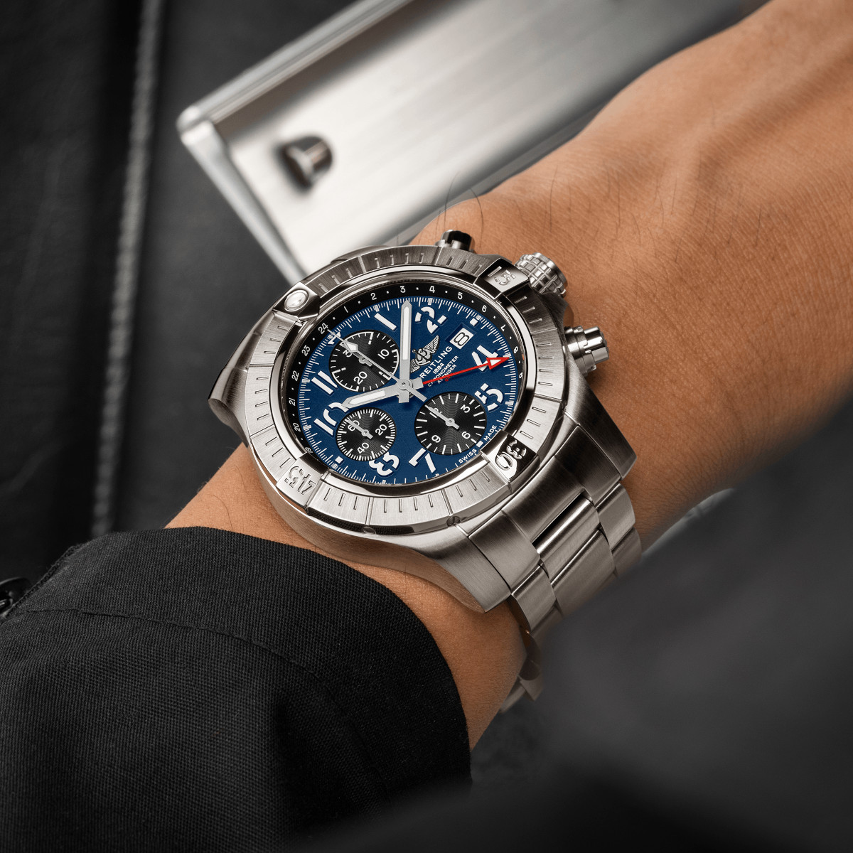 Breitling Avenger Chronograph GMT 45 Produktbild main 2