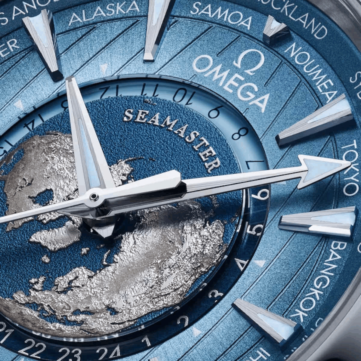 OMEGA Seamaster Aqua Terra GMT Worldtimer Summer Blue 43 Produktbild main 2