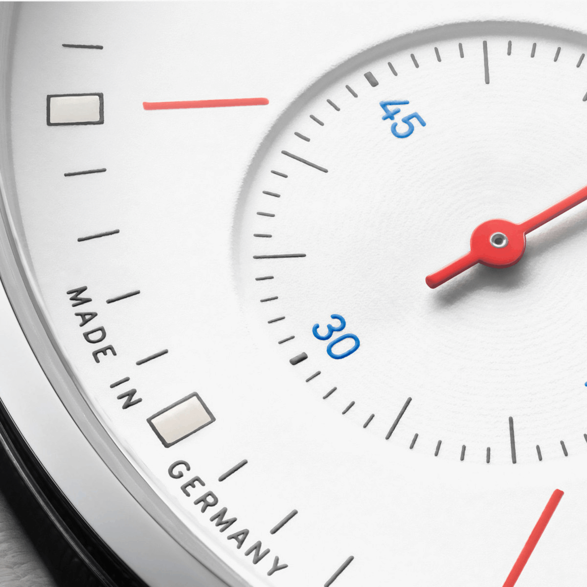 NOMOS Glashütte Ahoi Neomatik Signalweiß Produktbild main 2