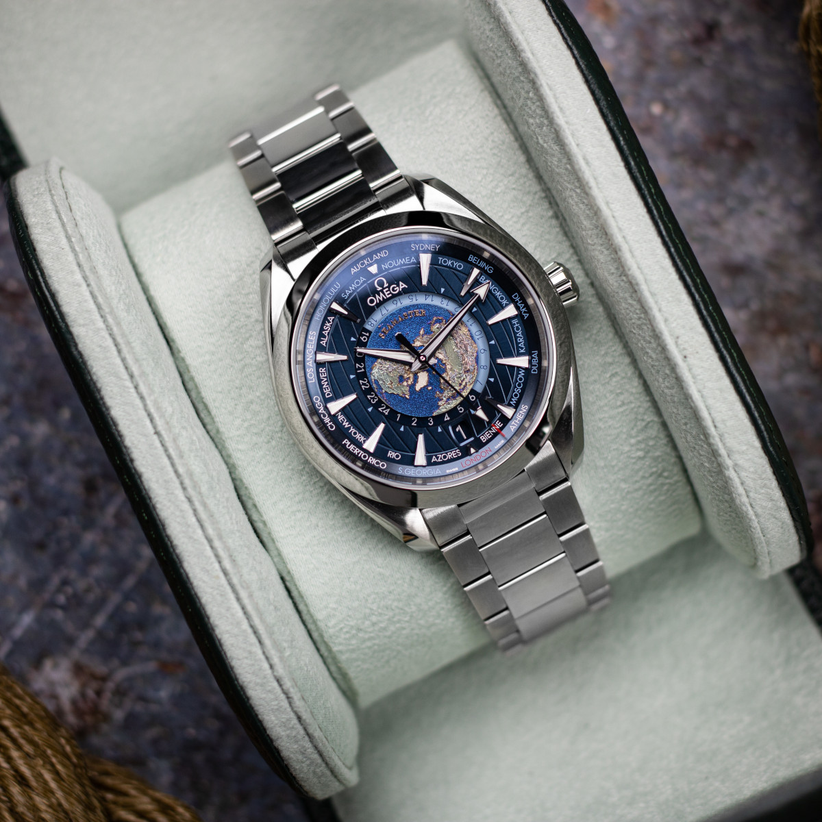 OMEGA Seamaster Aqua Terra GMT Worldtimer 43 Produktbild main 2