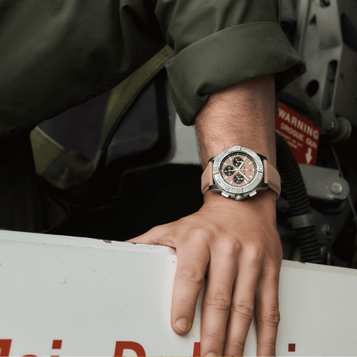 Breitling Avenger B01 Chronograph 44 Produktbild main 3