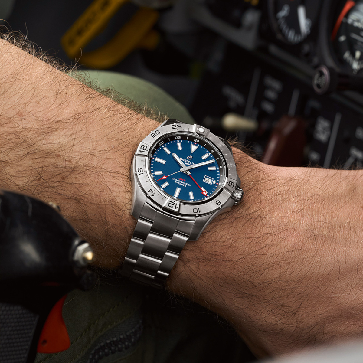 Breitling Avenger Automatic GMT 44 Produktbild main 3