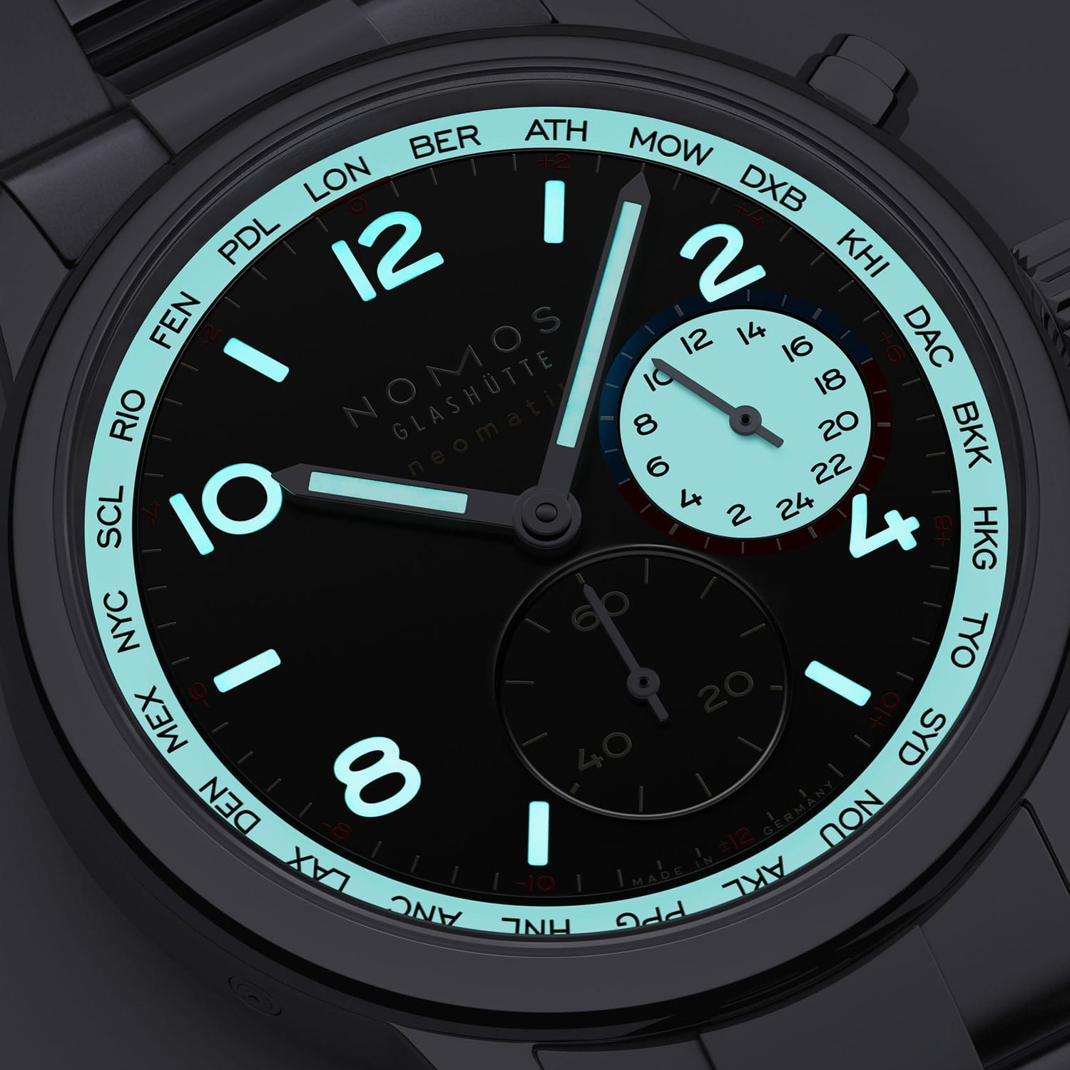 NOMOS Glashütte Club Sport neomatik Weltzeit dark Produktbild main 2