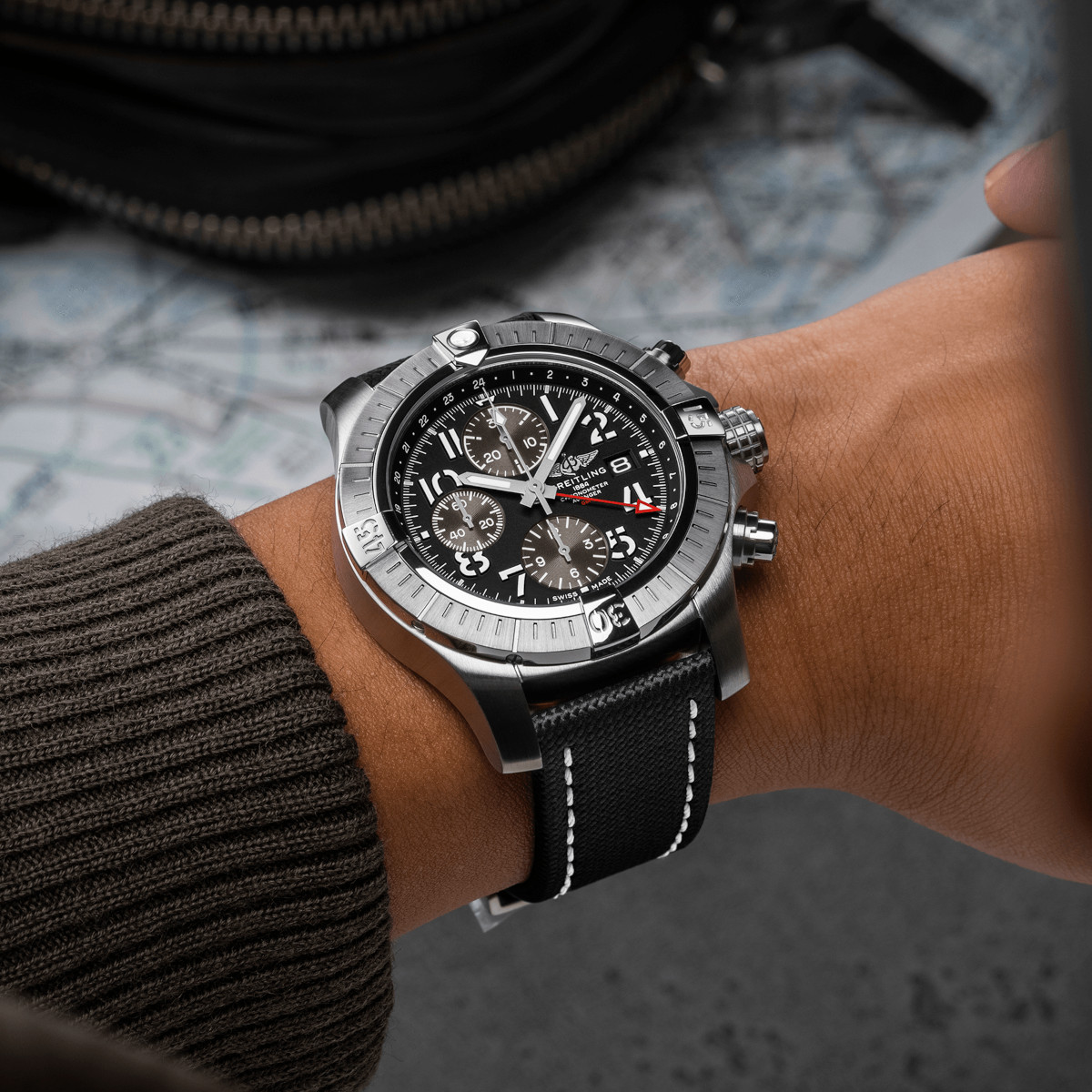 Breitling Avenger Chronograph GMT 45 Produktbild main 3