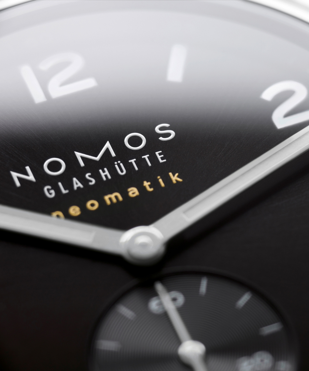NOMOS Glashütte Club Sport Neomatik 42 Datum Schwarz Produktbild main 2