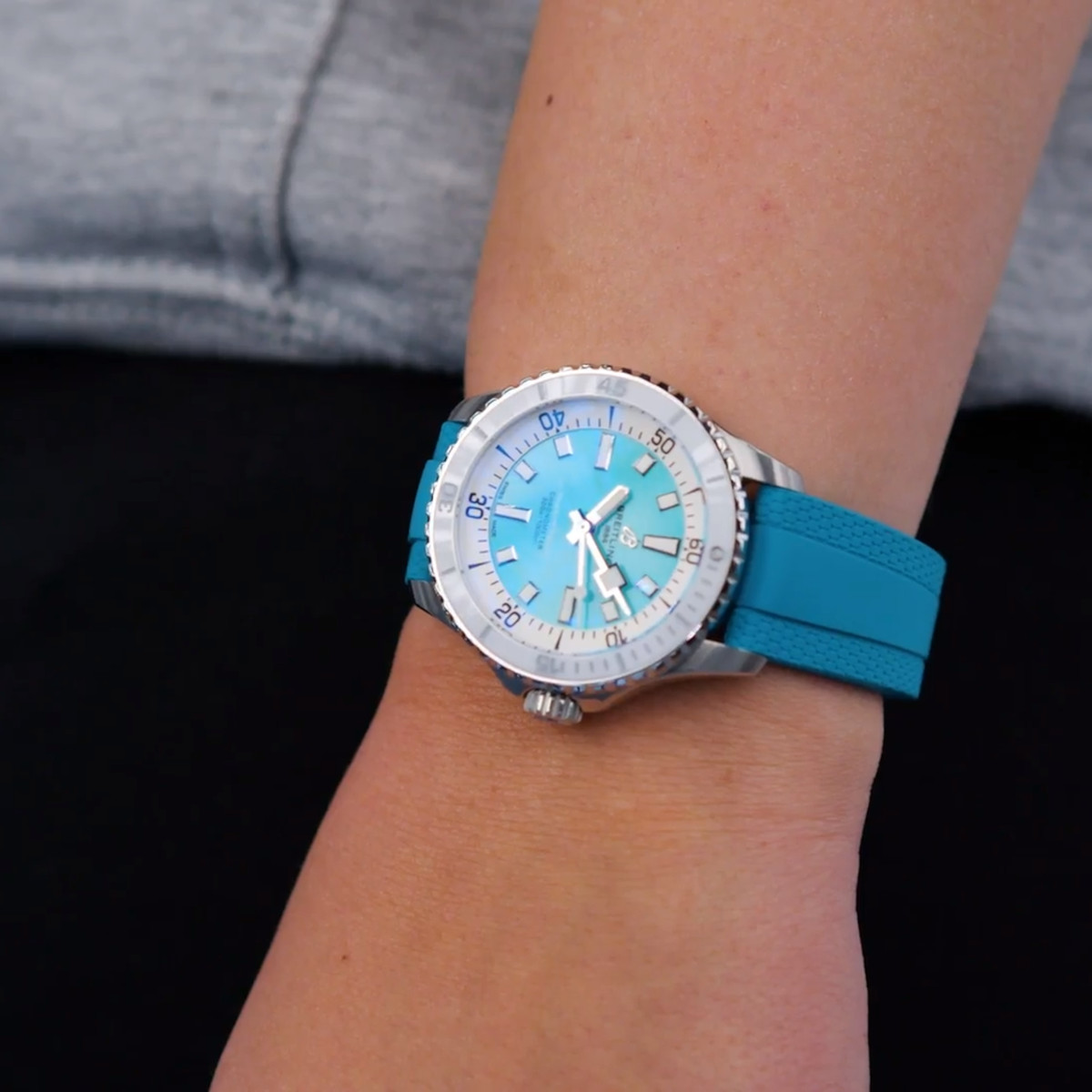 Breitling Superocean Automatic 36 Produktbild main 5