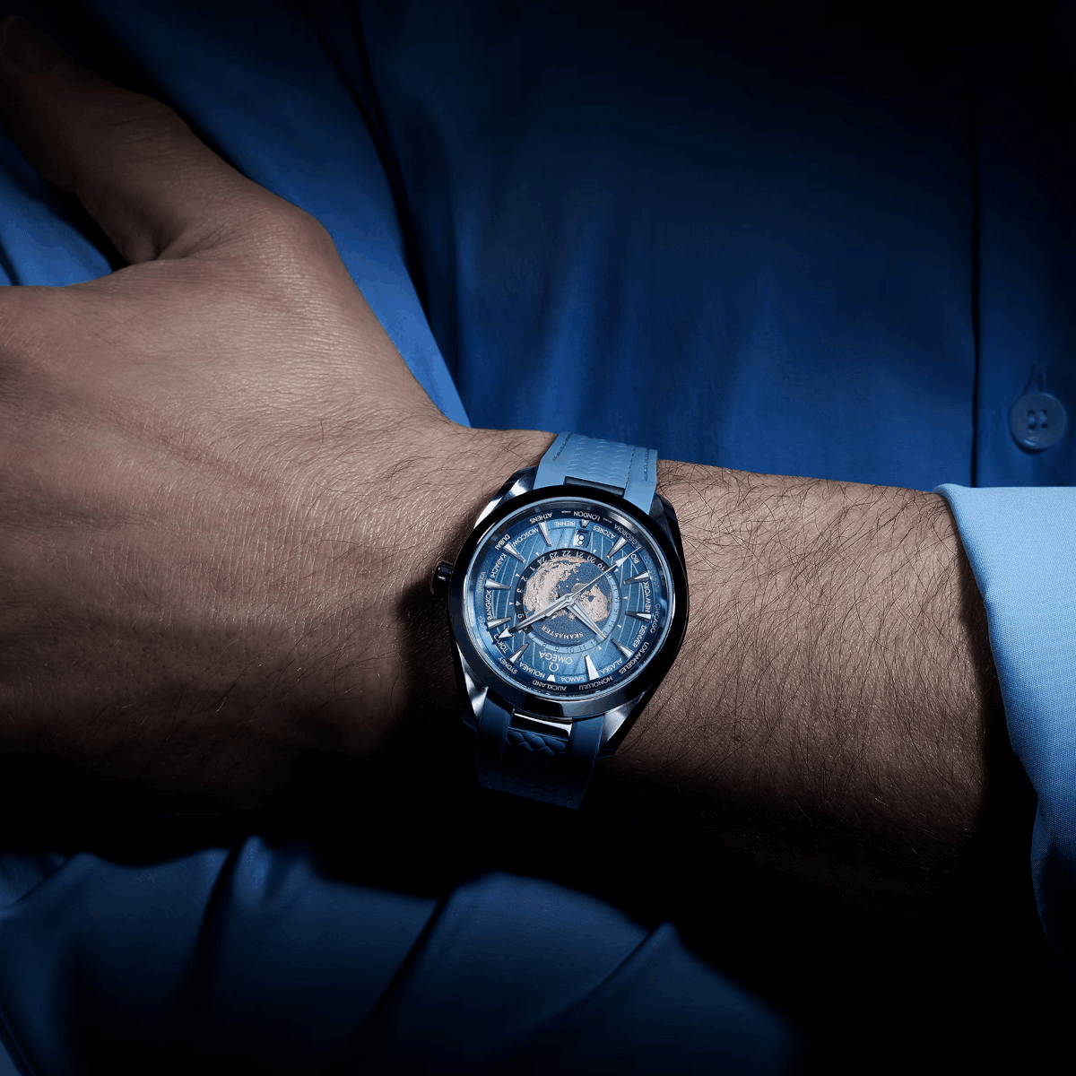 OMEGA Seamaster Aqua Terra GMT Worldtimer Summer Blue 43 Produktbild main 3