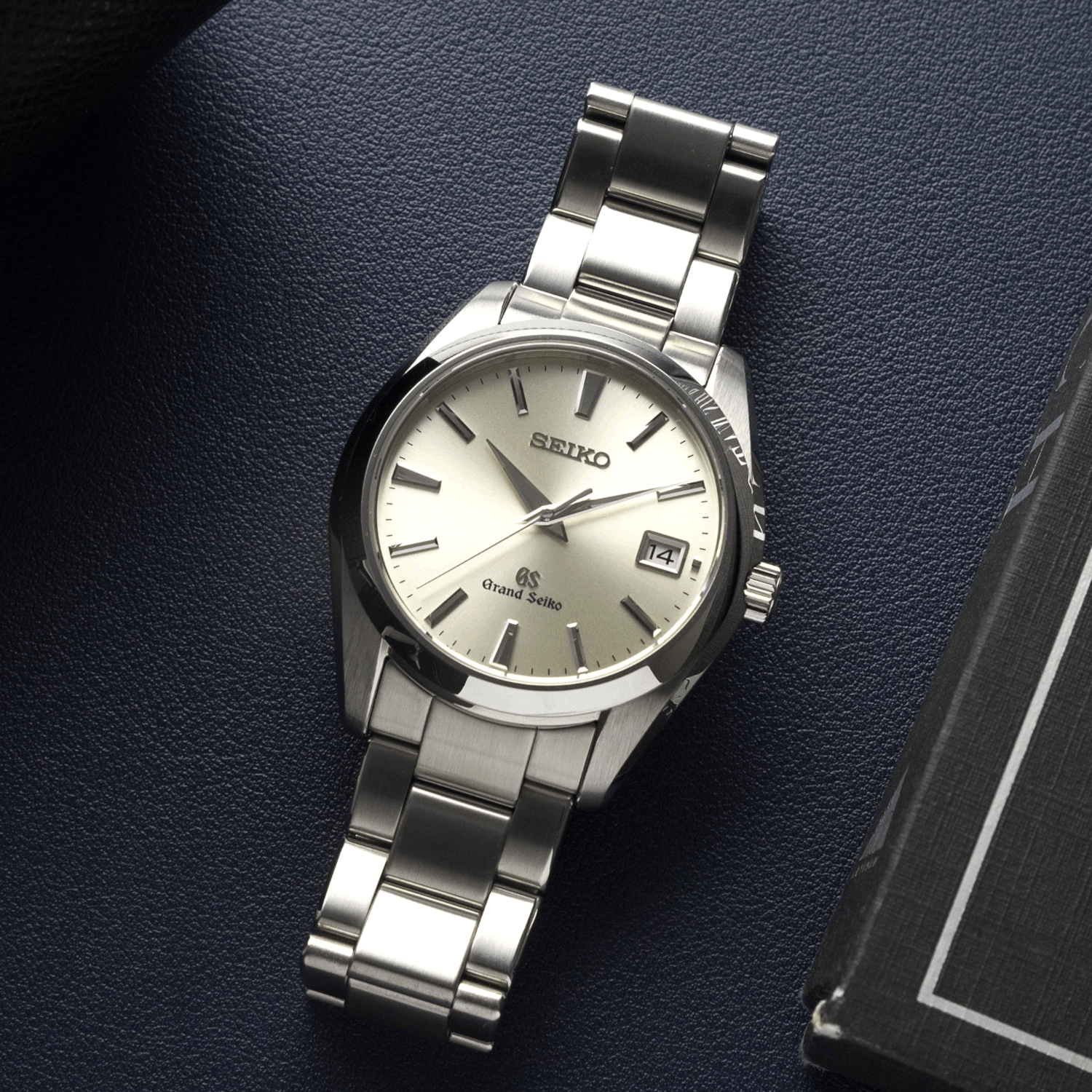 Grand Seiko SBGV021 9F Quartz CPO Produktbild main 1