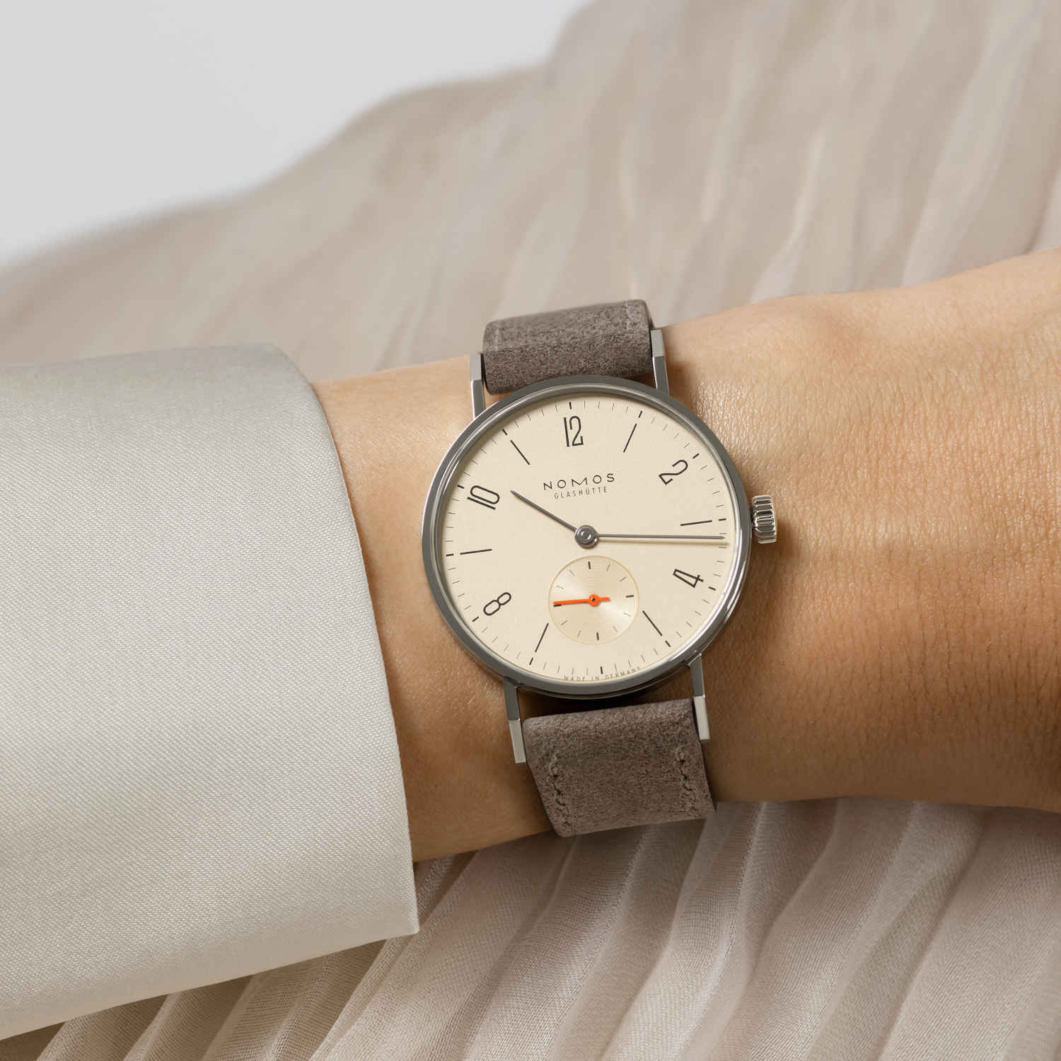 NOMOS Glashütte Tangente 33 Champagner Produktbild main 1