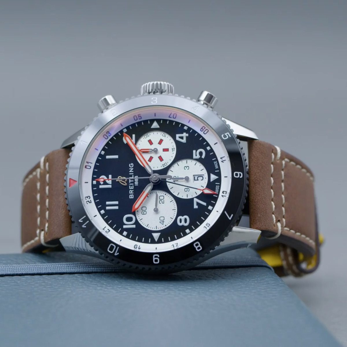Breitling Super AVI B04 Chronograph GMT 46 Produktbild main 2