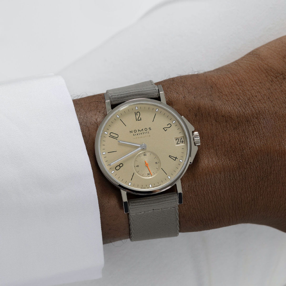 NOMOS Glashütte Ahoi Neomatik 38 Datum Sand Produktbild main 4