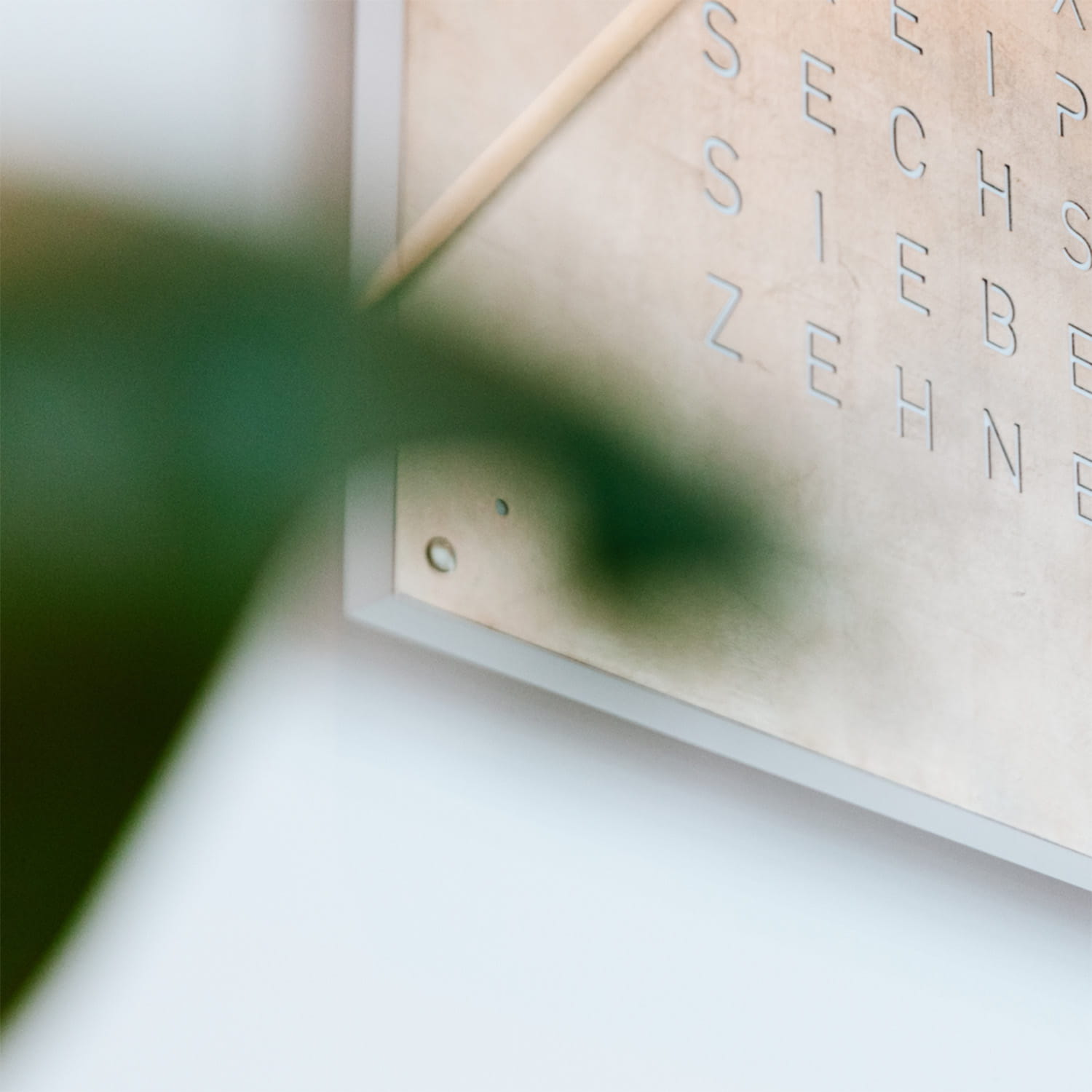 QLOCKTWO EARTH 90 Creator's Edition Silver & Gold – Weißer Korpus Produktbild main 6