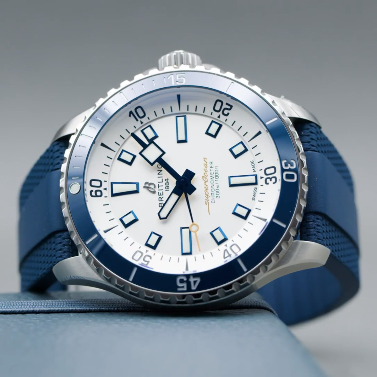 Breitling Superocean Automatic 42 Produktbild main 4