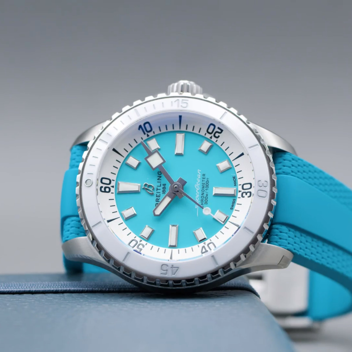 Breitling Superocean Automatic 36 Produktbild main 2