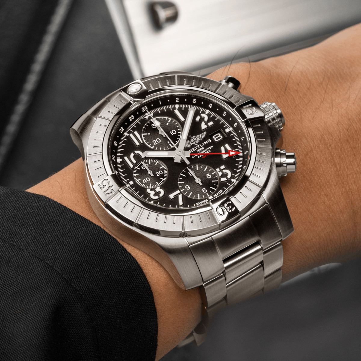 Breitling Avenger Chronograph GMT 45 Produktbild main 3