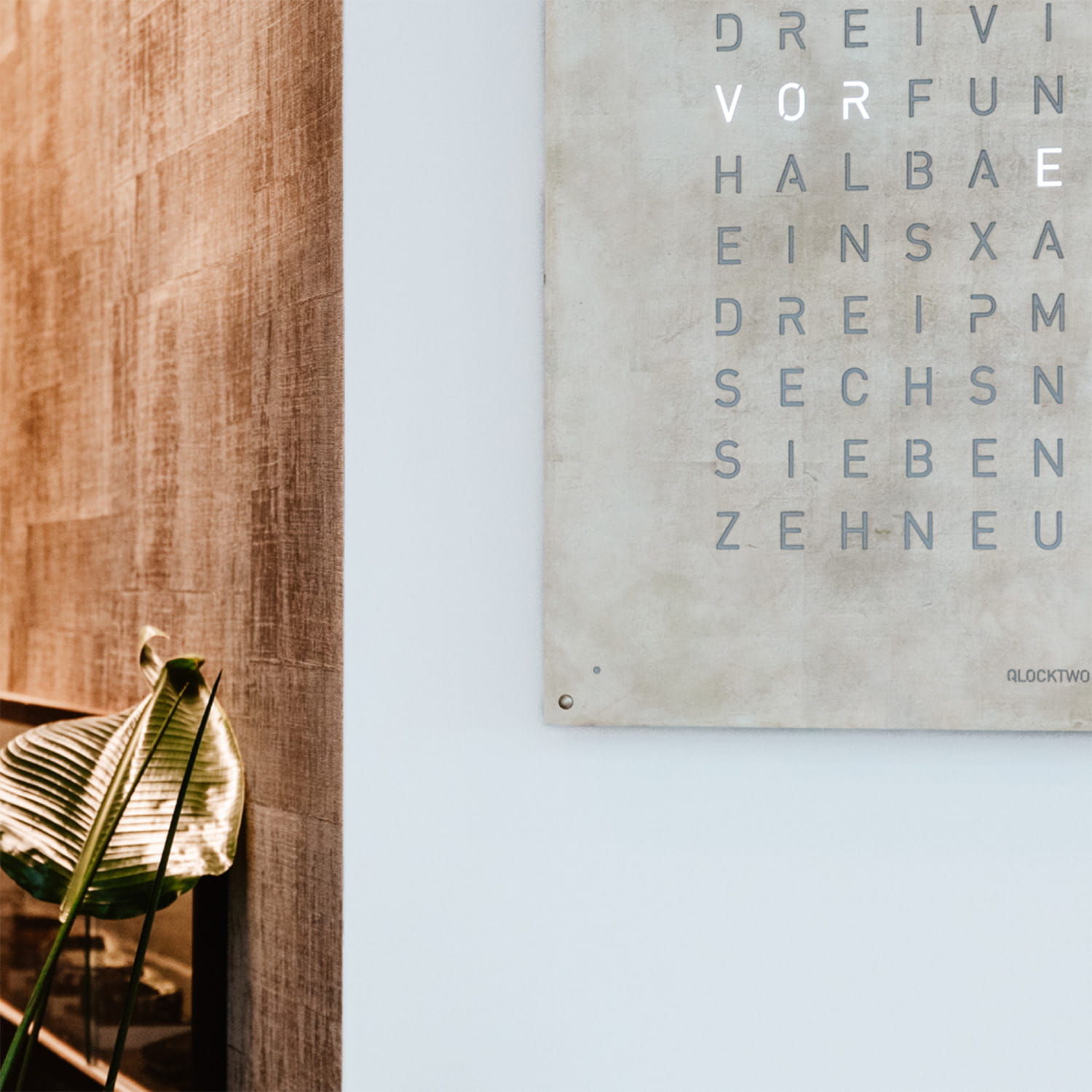 QLOCKTWO EARTH 90 Creator's Edition Silver & Gold – Weißer Korpus Produktbild main 5