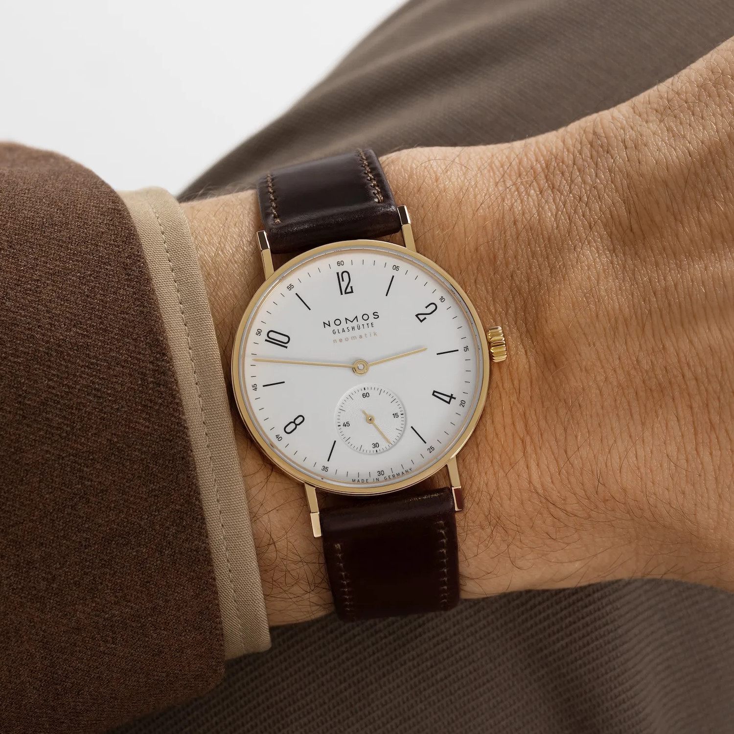 NOMOS Glasshütte Tangente Gold Neomatik Doré Produktbild main 4