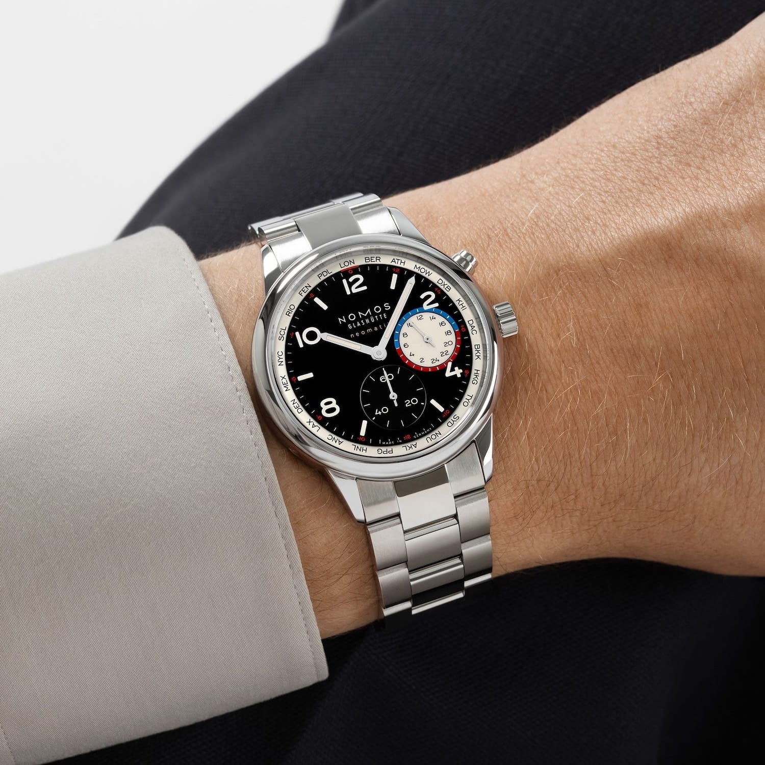 NOMOS Glashütte Club Sport neomatik Weltzeit dark Produktbild main 5