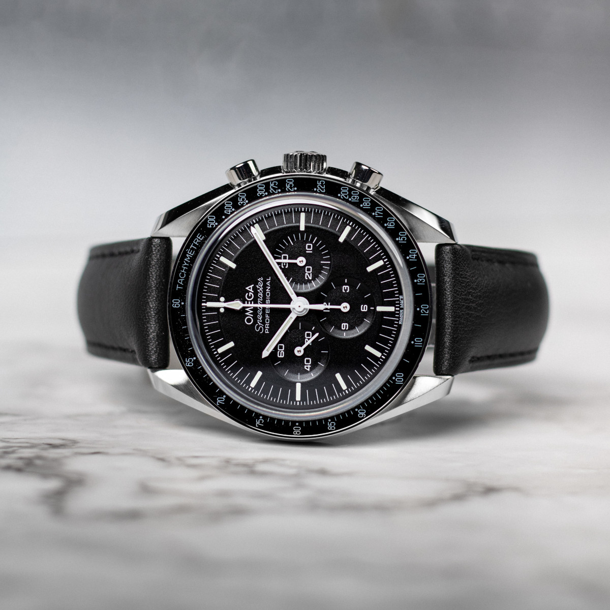 OMEGA Speedmaster Moonwatch Saphir Chronograph Produktbild main 3