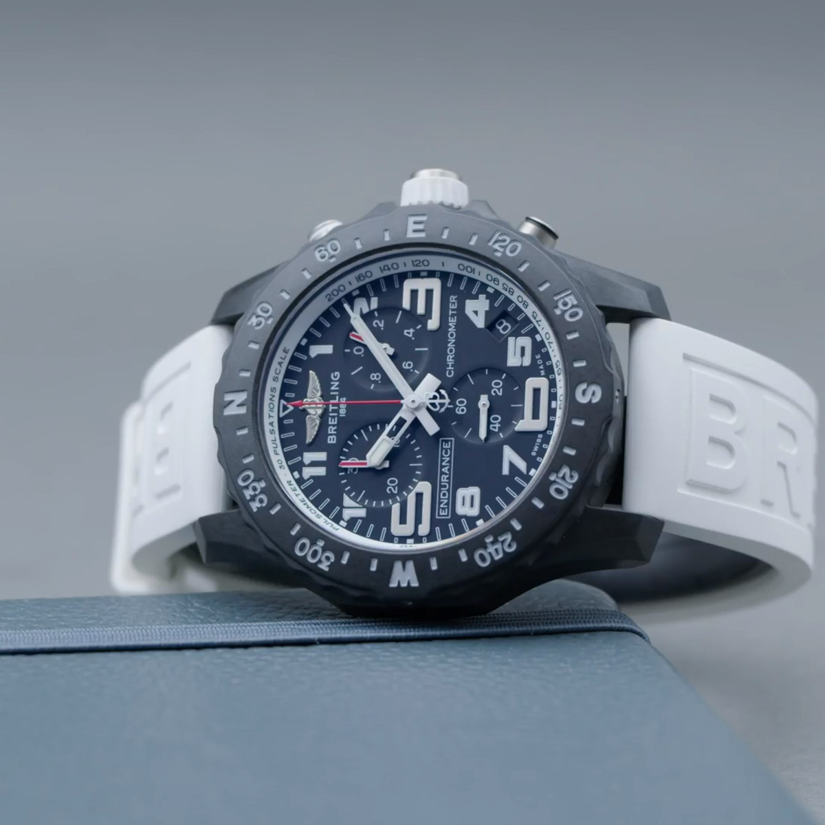 Breitling Endurance Pro 44 Produktbild main 1