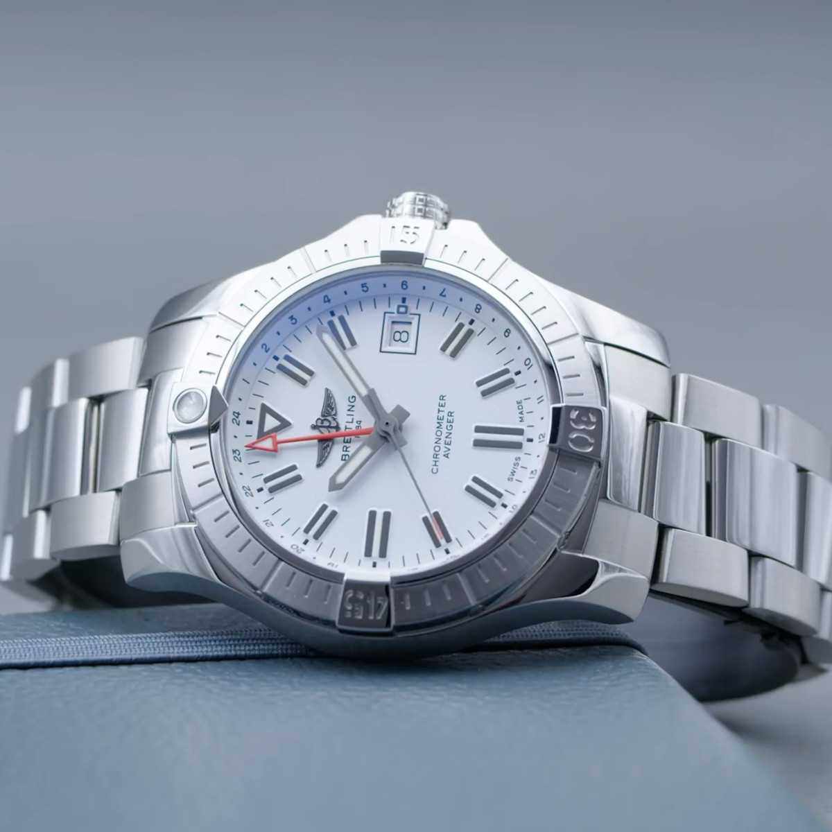 Breitling Avenger Automatic GMT 43 Produktbild main 3