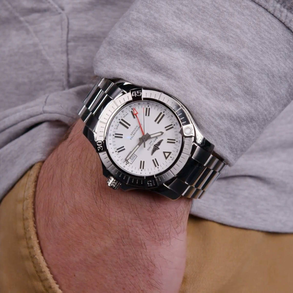 Breitling Avenger Automatic GMT 43 Produktbild main 2