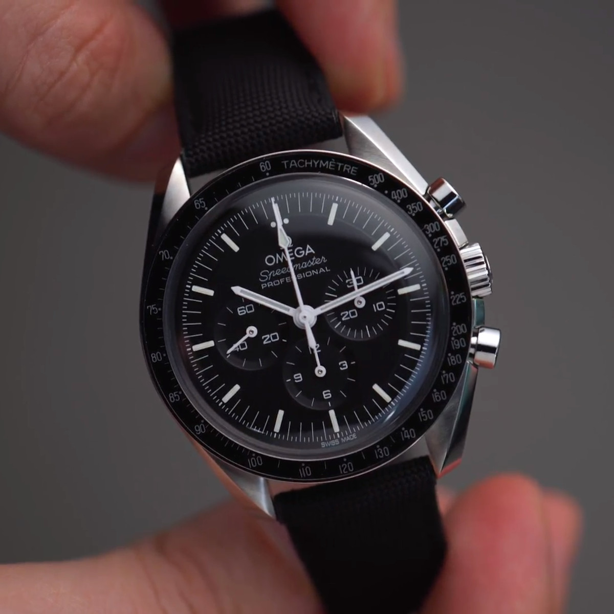 OMEGA Speedmaster Moonwatch Hesalit Chronograph Produktbild main 2