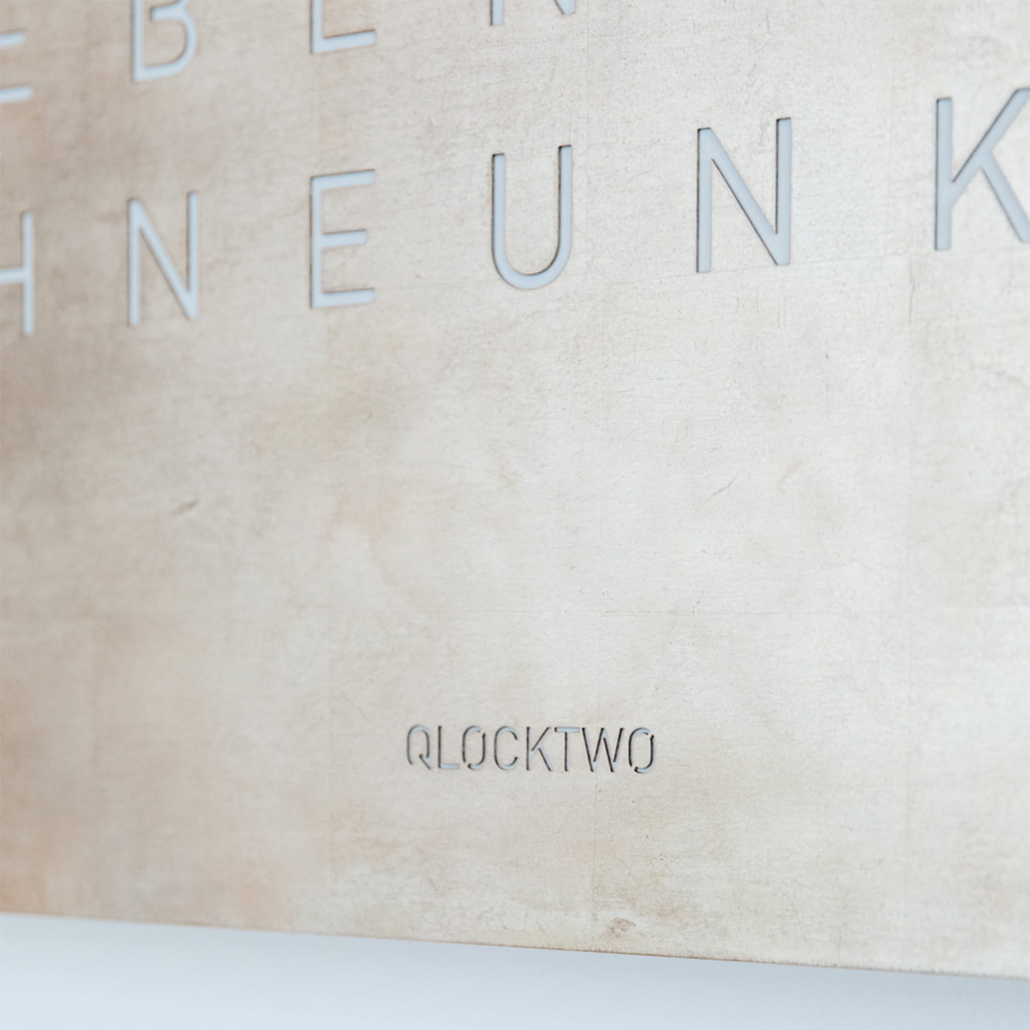 QLOCKTWO EARTH 90 Creator's Edition Silver & Gold – Weißer Korpus Produktbild main 4