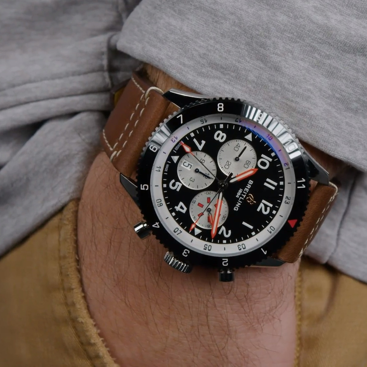 Breitling Super AVI B04 Chronograph GMT 46 Produktbild main 4