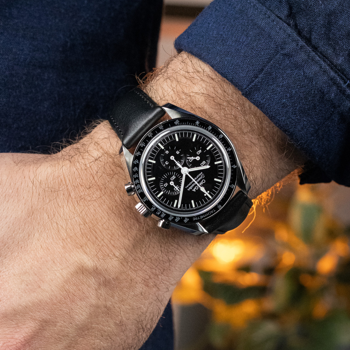 OMEGA Speedmaster Moonwatch Saphir Chronograph Produktbild main 1