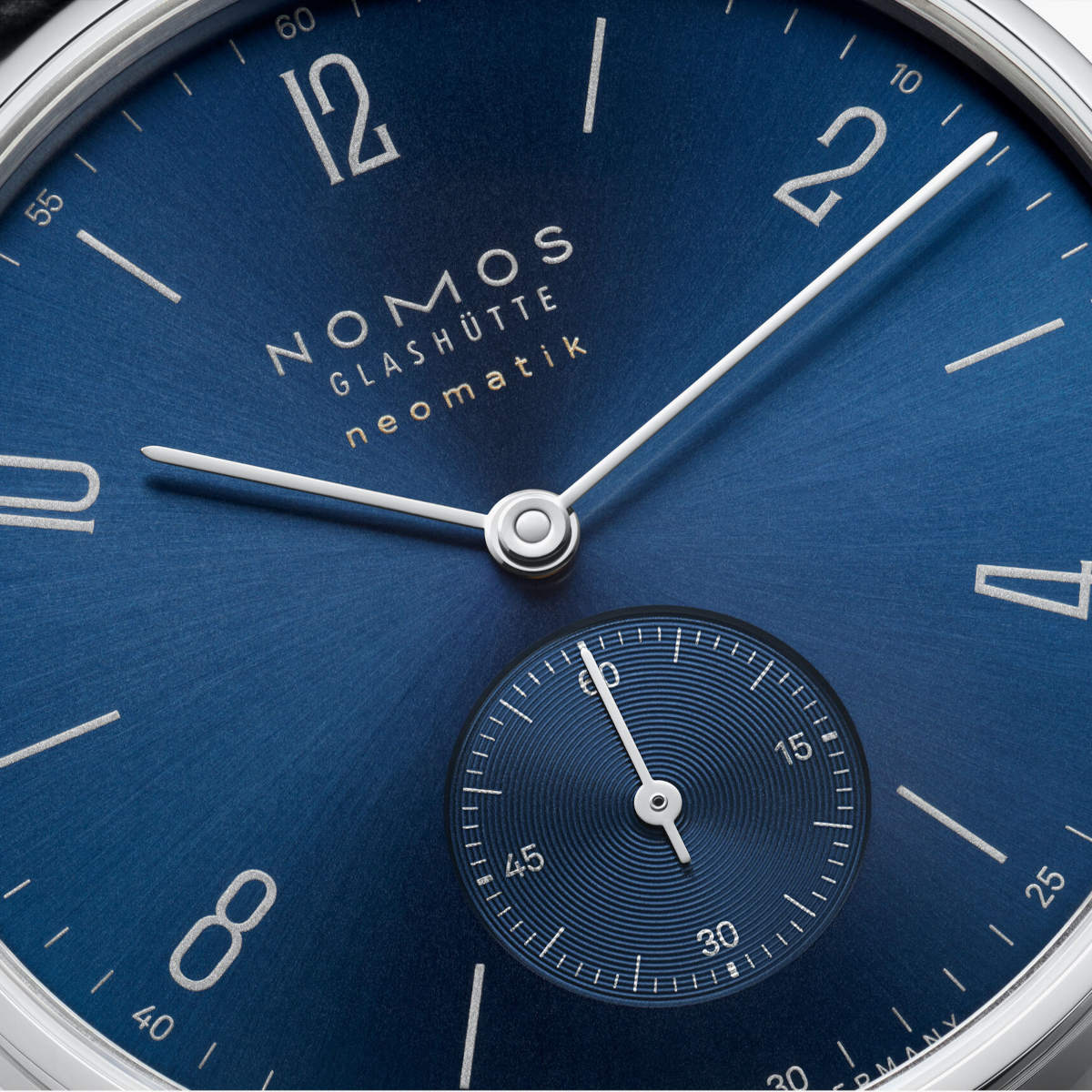 NOMOS Glashütte Tangente Neomatik Blaugold Produktbild main 3