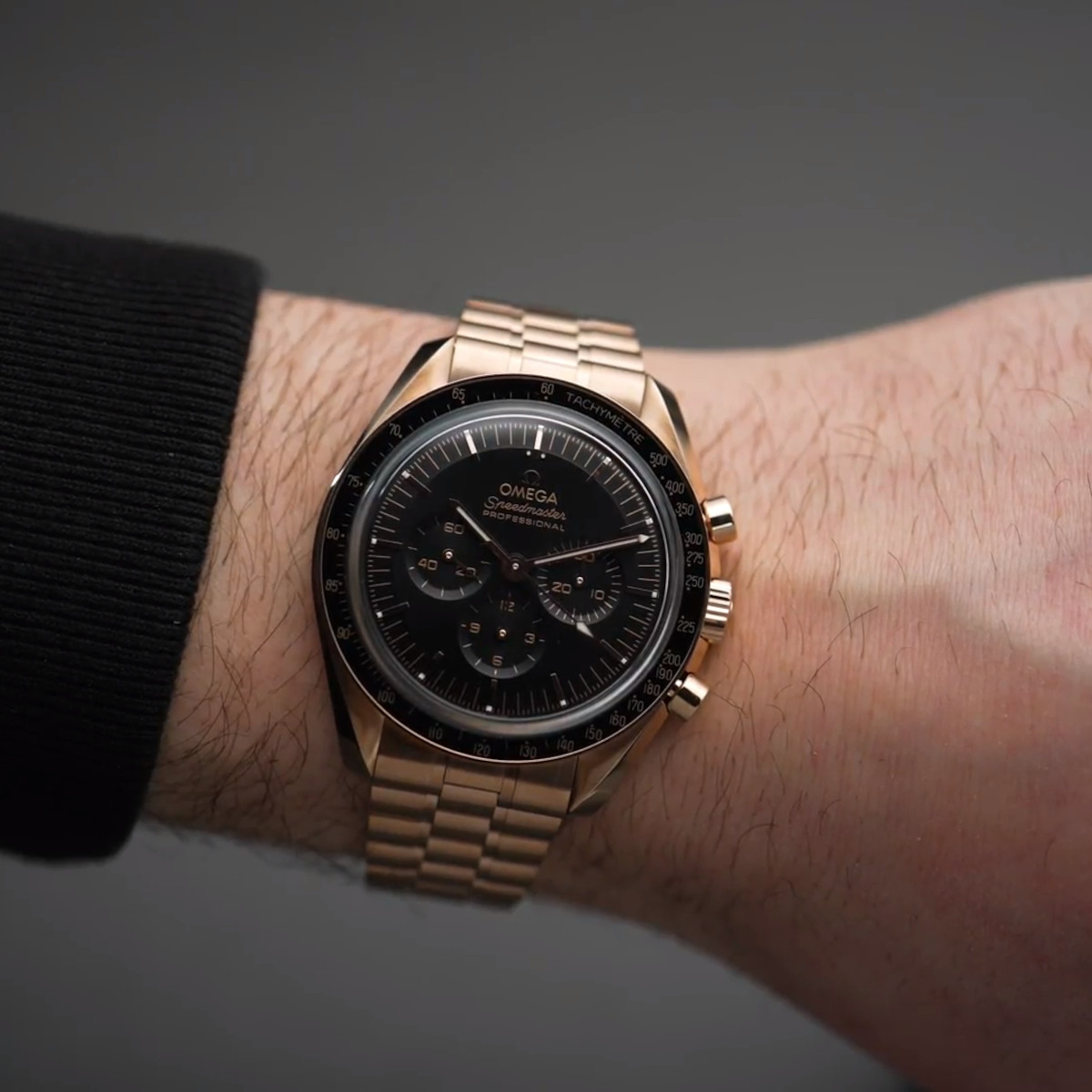 OMEGA Speedmaster Moonwatch Saphir Chronograph Produktbild main 2