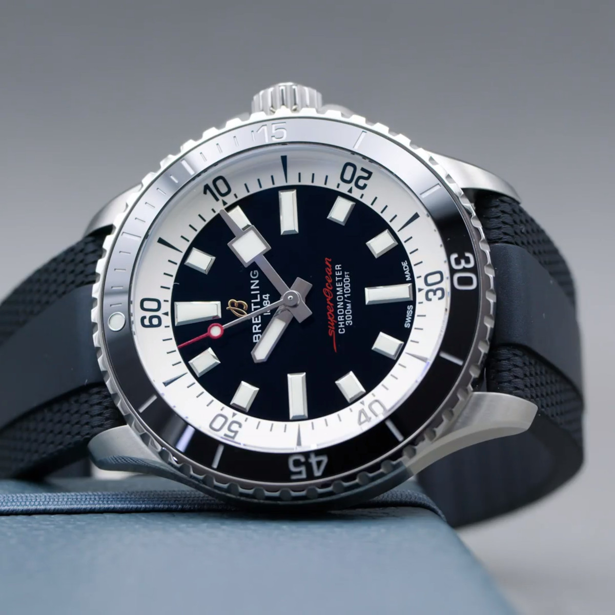 Breitling Superocean Automatic 42 Produktbild main 4