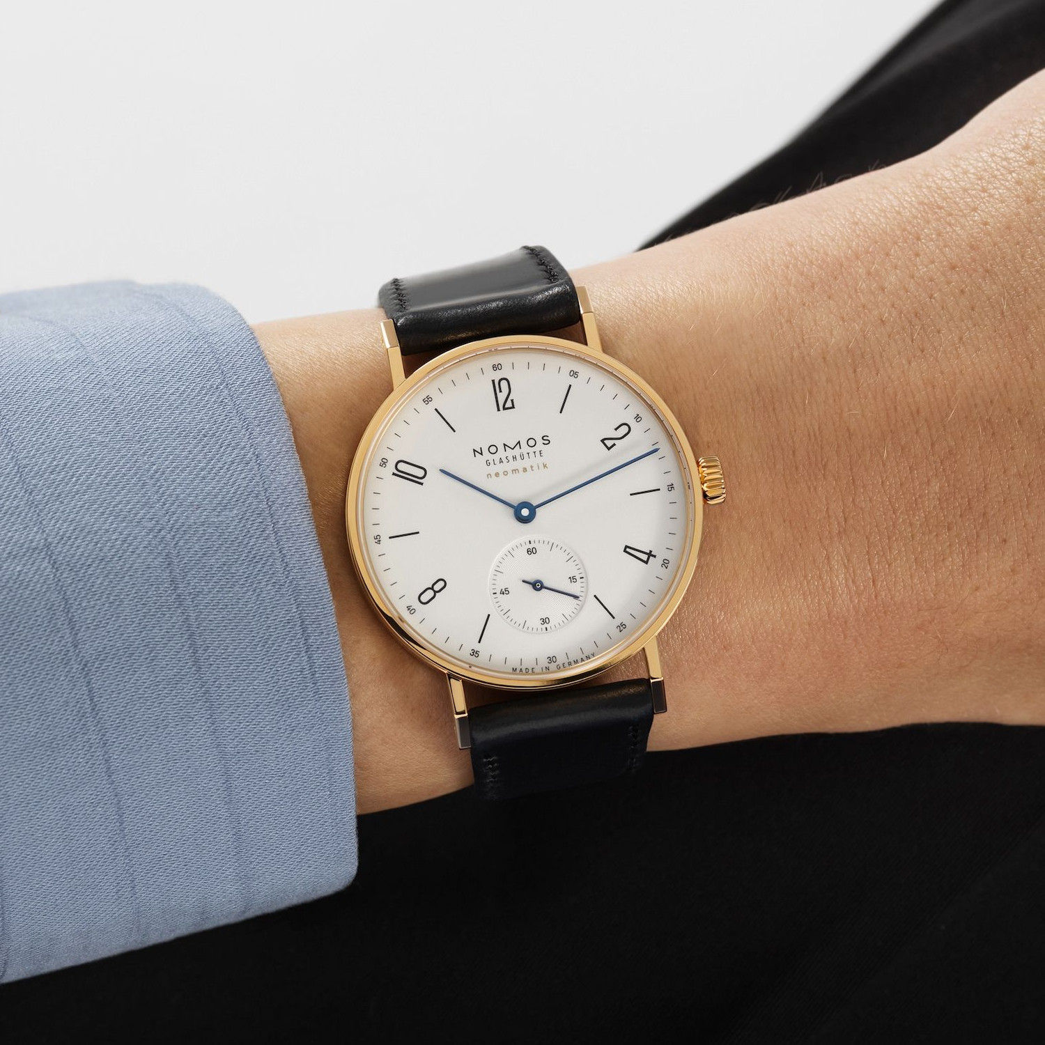 NOMOS Glasshütte Tangente Gold Neomatik Produktbild main 4