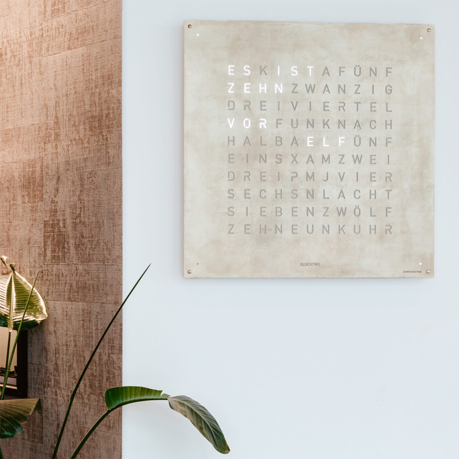 QLOCKTWO EARTH 90 Creator's Edition Silver & Gold – Weißer Korpus Produktbild main 3