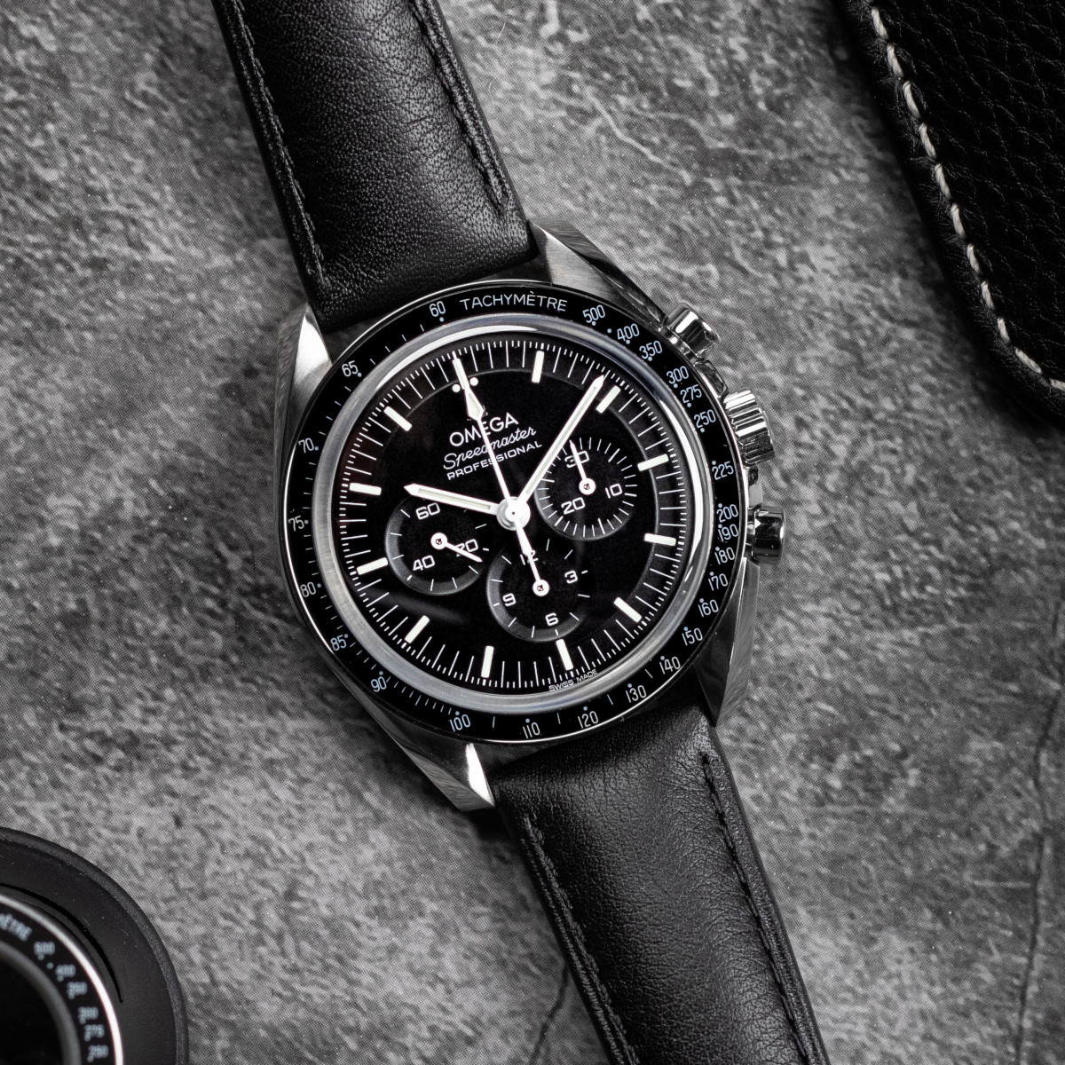 OMEGA Speedmaster Moonwatch Saphir Chronograph Produktbild main 2