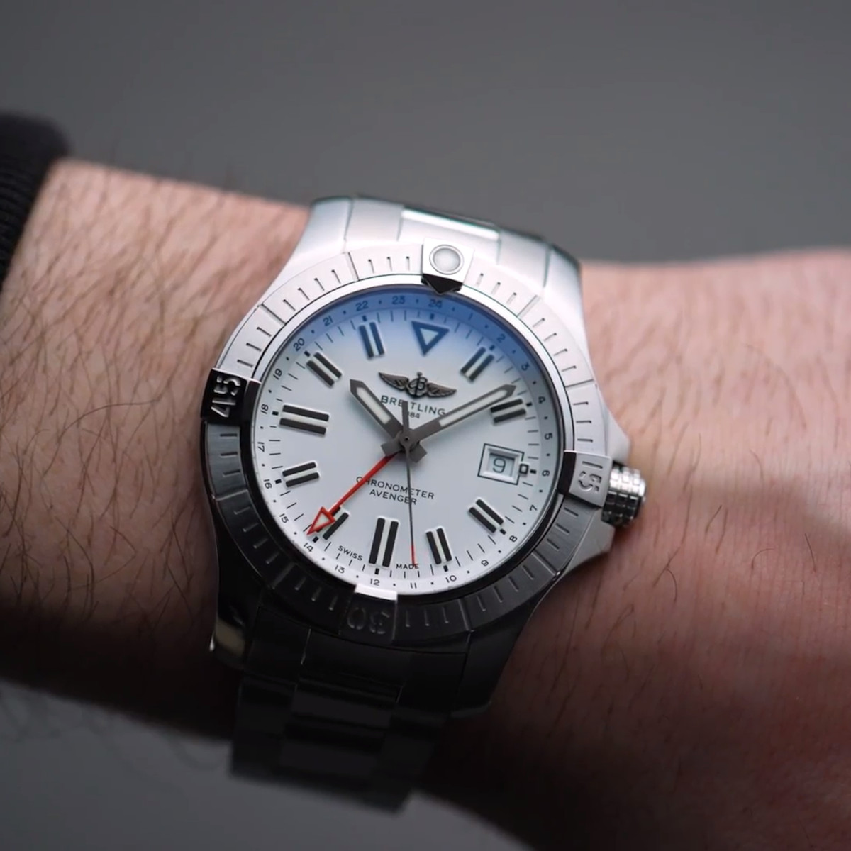 Breitling Avenger Automatic GMT 43 Produktbild main 4